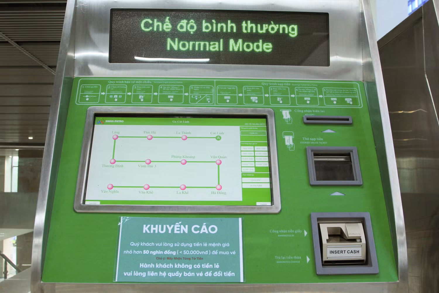 Tại khu vực bán vé tự động "ế ẩm", do nhiều người đã mua vé tháng. (Ảnh: Mạnh Đoàn) Tại khu vực bán vé tự động "ế ẩm", do nhiều người đã mua vé tháng. (Ảnh: Mạnh Đoàn)