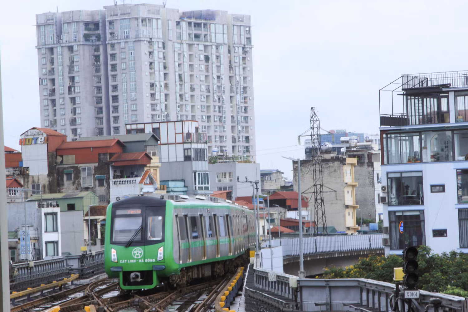Theo Công ty Trách nhiệm hữu hạn Một thành viên Đường sắt Hà Nội (đơn vị vận hành tuyến đường sắt đô thị Cát Linh - Hà Đông), mỗi đoàn tàu gồm 4 toa, sức chở tối đa 960 người/đoàn, tốc độ cao nhất 80 km/giờ, tốc độ khai thác 35 km/giờ. Tổng thời gian đoàn tàu di chuyển toàn tuyến hết hơn 23 phút. Hiện có 54 tuyến buýt kết nối với đường sắt đô thị Cát Linh - Hà Đông, trong đó ga Cát Linh và Yên Nghĩa có 16 tuyến buýt và các ga trung gian có từ 8 - 9 tuyến buýt. Lượng khách bình quân đạt hơn 10.000 khách/ngày, riêng hai ngày cuối tuần khoảng 15.000 khách. (Ảnh: Mạnh Đoàn) Theo Công ty Trách nhiệm hữu hạn Một thành viên Đường sắt Hà Nội (đơn vị vận hành tuyến đường sắt đô thị Cát Linh - Hà Đông), mỗi đoàn tàu gồm 4 toa, sức chở tối đa 960 người/đoàn, tốc độ cao nhất 80 km/giờ, tốc độ khai thác 35 km/giờ. Tổng thời gian đoàn tàu di chuyển toàn tuyến hết hơn 23 phút. Hiện có 54 tuyến buýt kết nối với đường sắt đô thị Cát Linh - Hà Đông, trong đó ga Cát Linh và Yên Nghĩa có 16 tuyến buýt và các ga trung gian có từ 8 - 9 tuyến buýt. Lượng khách bình quân đạt hơn 10.000 khách/ngày, riêng hai ngày cuối tuần khoảng 15.000 khách. (Ảnh: Mạnh Đoàn)
