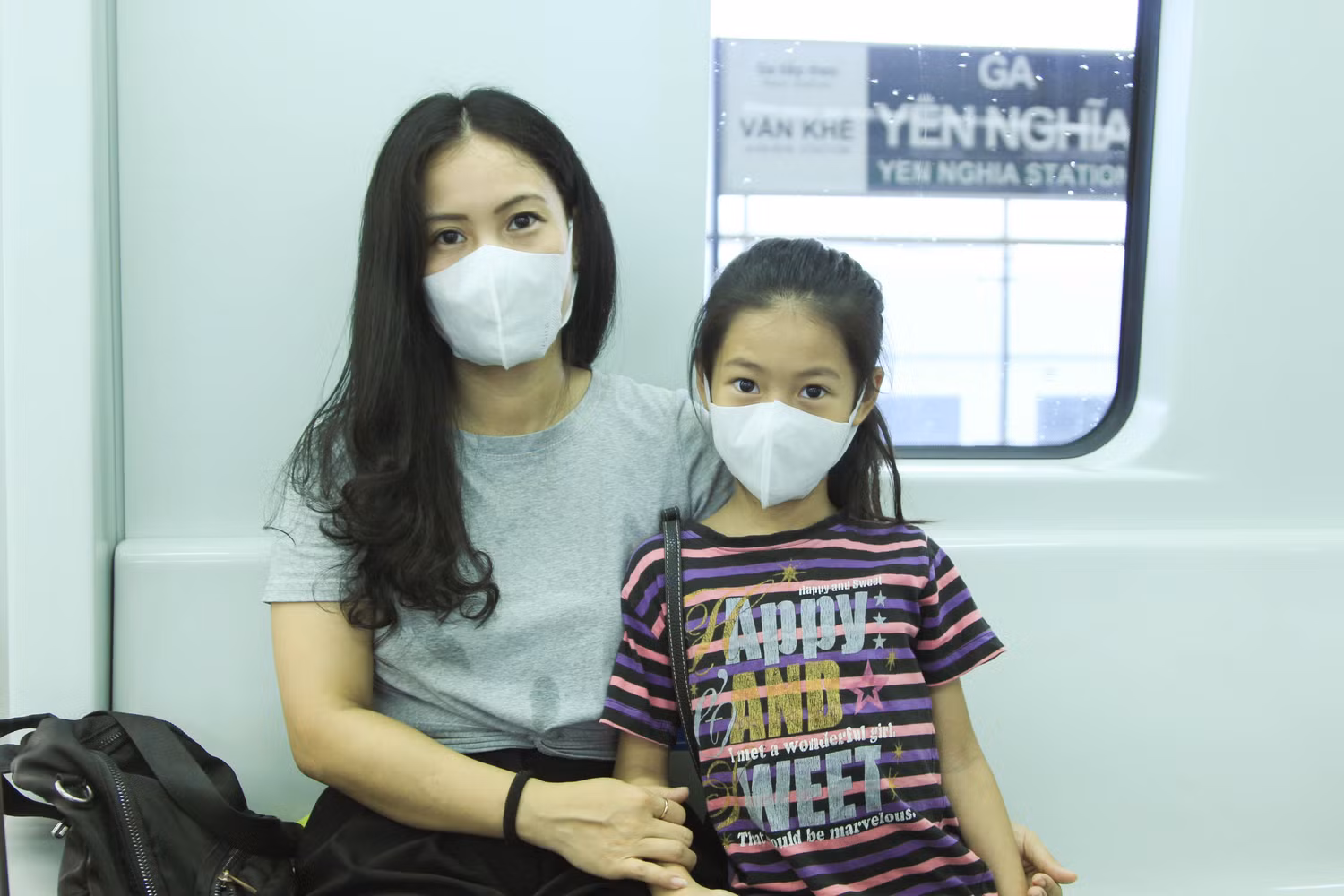 Chị Hà cho cô con gái lên chỗ làm chơi vào ngày đầu tuần. (Ảnh: Mạnh Đoàn) Chị Hà cho cô con gái lên chỗ làm chơi vào ngày đầu tuần. (Ảnh: Mạnh Đoàn)