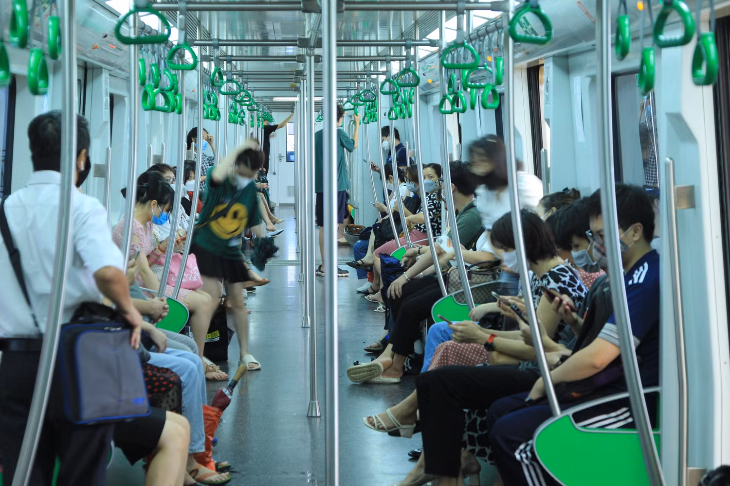 Tại điểm dừng của các nhà ga, người lên tàu không phải lo chen chúc do sức chứa của 4 khoang tàu lên đến 960 người (Ảnh: Mạnh Đoàn) Tại điểm dừng của các nhà ga, người lên tàu không phải lo chen chúc do sức chứa của 4 khoang tàu lên đến 960 người (Ảnh: Mạnh Đoàn)