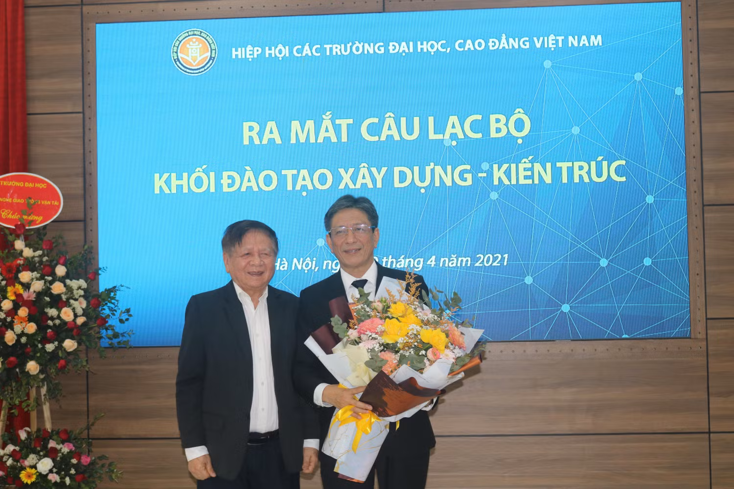 Phó Giáo sư. Tiến sĩ Trần Xuân Nhĩ - nguyên Thứ trưởng Bộ Giáo dục và Đào tạo, Phó chủ tịch Thường trưc Hiệp hội Các trường đại học, cao đẳng Việt Nam tặng hoa cho Phó Giáo sư Phạm Duy Hòa - Chủ nhiệm Câu lạc bộ (Ảnh: Nhà xuất bản Xây dựng)