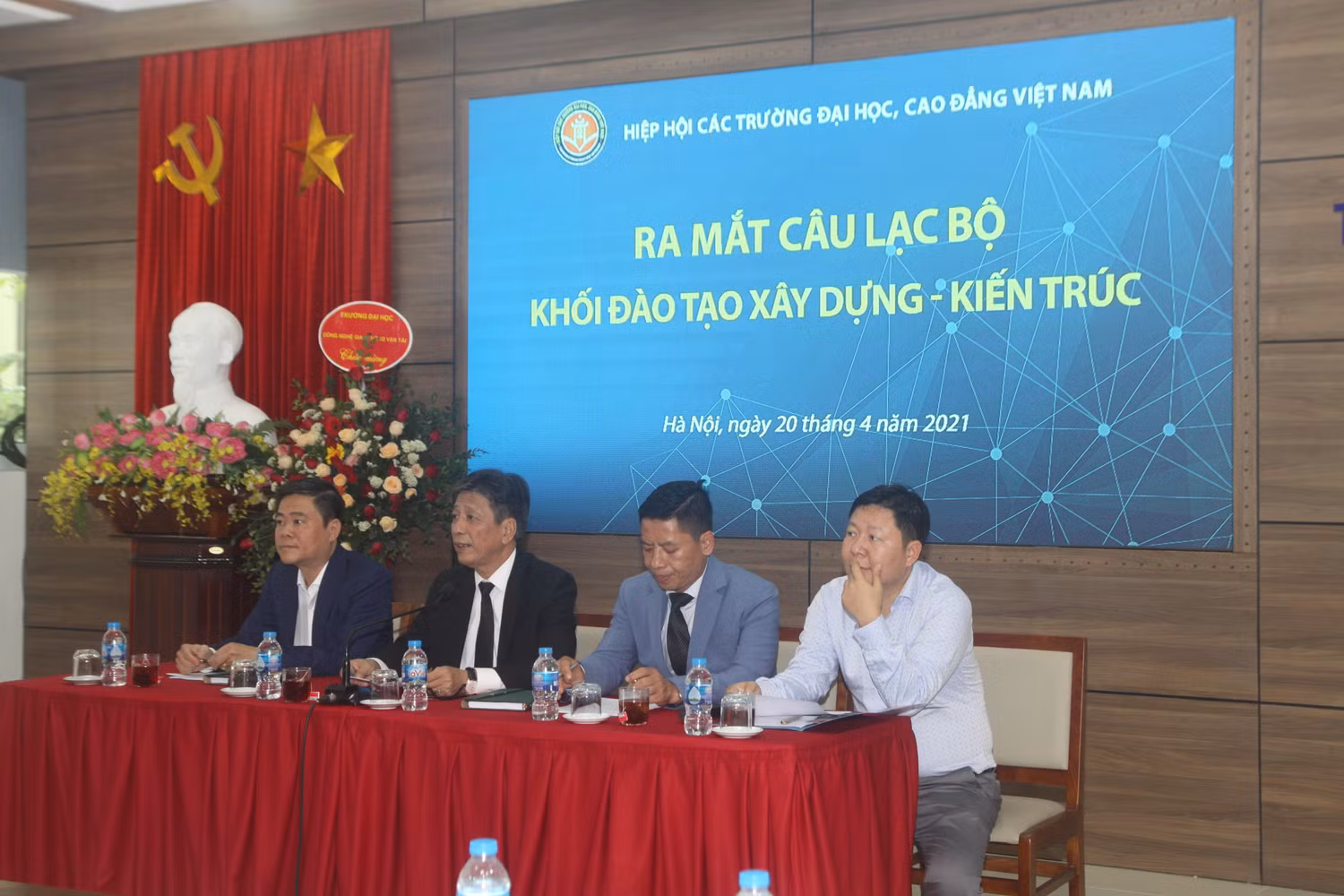 Đại diện Ban chủ nhiệm câu lạc bộ thảo luận và lên kế hoạch hoạt động trong nhiệm kỳ đầu tiên (Ảnh: Nhà xuất bản Xây dựng)