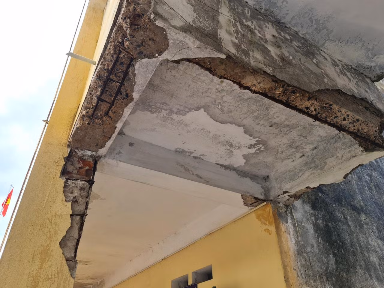 Tường khu vực hành lang bị bong tróc vữa (Ảnh: Lã Tiến) Tường khu vực hành lang bị bong tróc vữa (Ảnh: Lã Tiến)