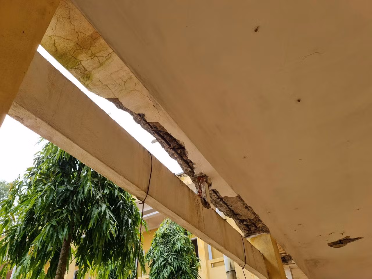Nhiều hạng mục có nguy cơ đổ sập bất cứ lúc nào (Ảnh: Lã Tiến) Nhiều hạng mục có nguy cơ đổ sập bất cứ lúc nào (Ảnh: Lã Tiến)