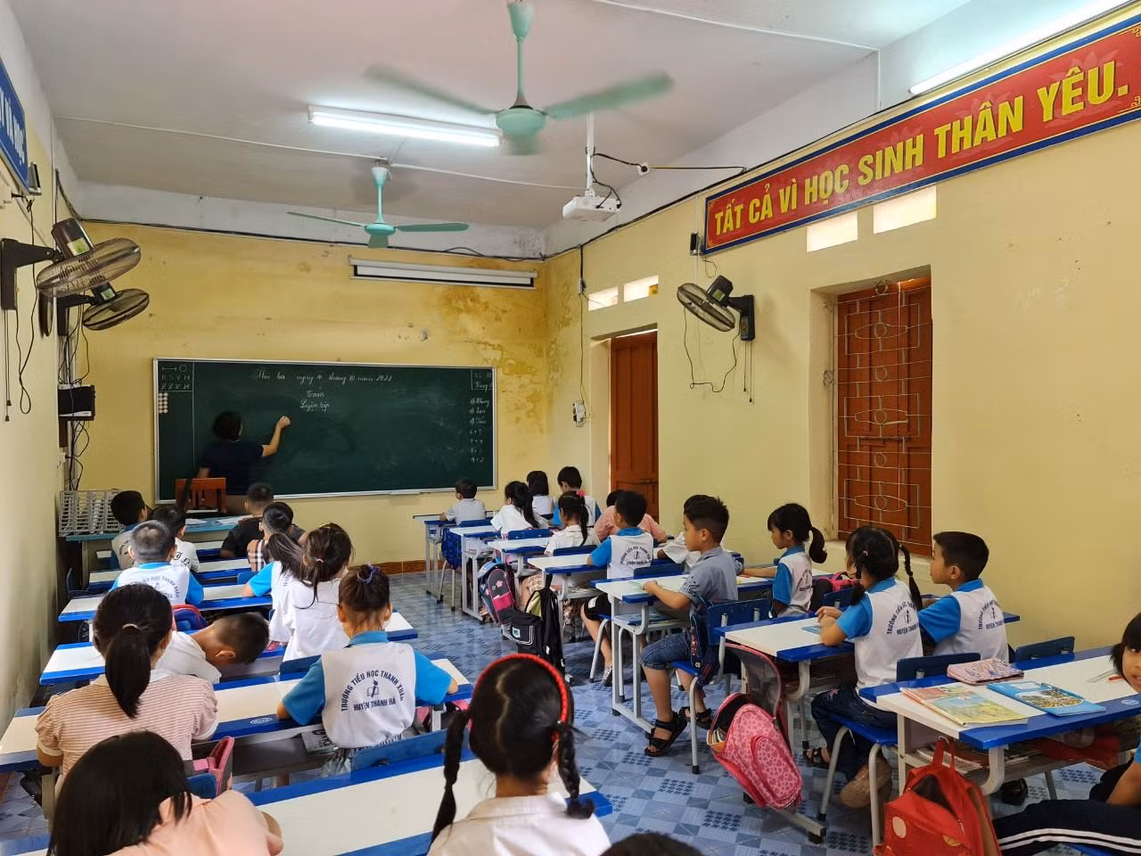 Nhà trường phải mượn tạm 2 lớp của Trường Trung học cơ sở Thanh Xuân để học sinh học tập (Ảnh: Lã Tiến) Nhà trường phải mượn tạm 2 lớp của Trường Trung học cơ sở Thanh Xuân để học sinh học tập (Ảnh: Lã Tiến)
