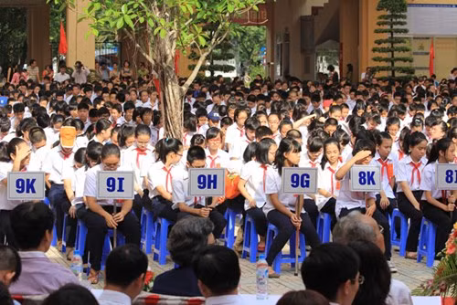 Các em phải ngồi chang chang dưới nắng như đổ lửa mà ngơ ngác lắng nghe những điều người lớn đang thao thao bất tuyệt (Ảnh: giaoduc.net.vn)