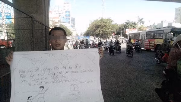 Điều gì xảy ra nếu người ta đồng loạt đứng đường cầm biển “xin giúp đỡ”? ảnh 2