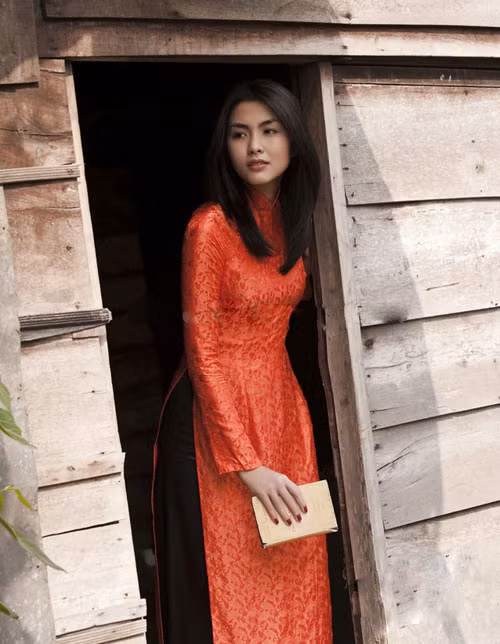 Mái tóc đen nhánh, gương mặt thanh tú của Tăng Thanh Hà luôn thích hợp với tà áo dài truyền thống của dân tộc. Mái tóc đen nhánh, gương mặt thanh tú của Tăng Thanh Hà luôn thích hợp với tà áo dài truyền thống của dân tộc.