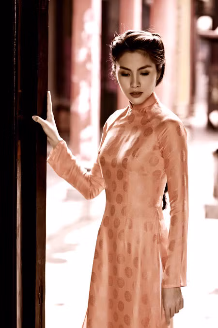 Trong tà áo dài hồng nhạt, mỹ nhân của giải thưởng 'Ngôi sao của năm' có giây phút thanh tịnh bên cửa Phật. Trong tà áo dài hồng nhạt, mỹ nhân của giải thưởng 'Ngôi sao của năm' có giây phút thanh tịnh bên cửa Phật.