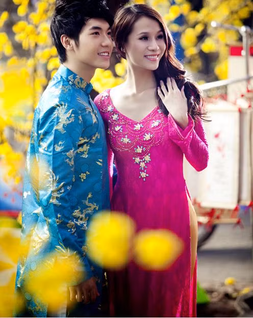 Kiểu tóc xoăn bồng bềnh để lệch giúp gương mặt Thái Hà thêm quyến rũ. Kiểu tóc xoăn bồng bềnh để lệch giúp gương mặt Thái Hà thêm quyến rũ.