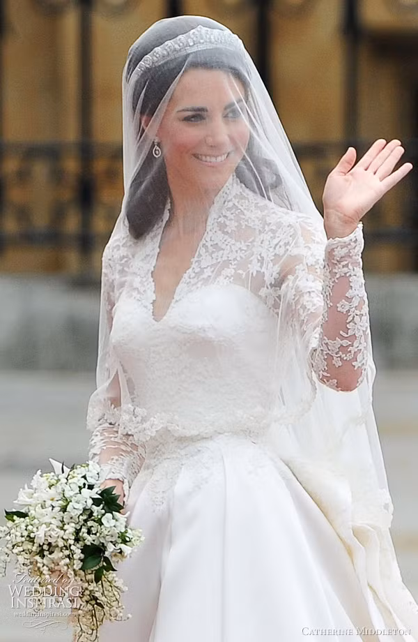 Công nương Catherine Middleton trở nên lộng lẫy và nổi bật trong chiếc váy cưới mang phong cách hoàng gia.