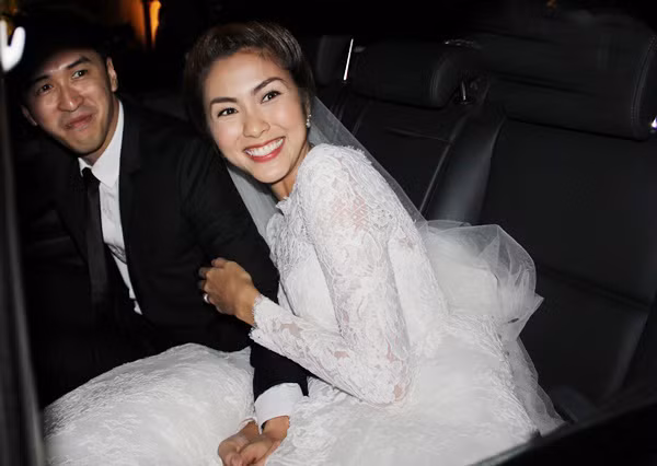 Dù không có nhiều hình ảnh mặc váy cưới của Tăng Thanh Hà lọt ra ngoài, nhưng công chúng đều kịp nhận ra chiếc váy cưới hàng hiệu của cô Trúc.