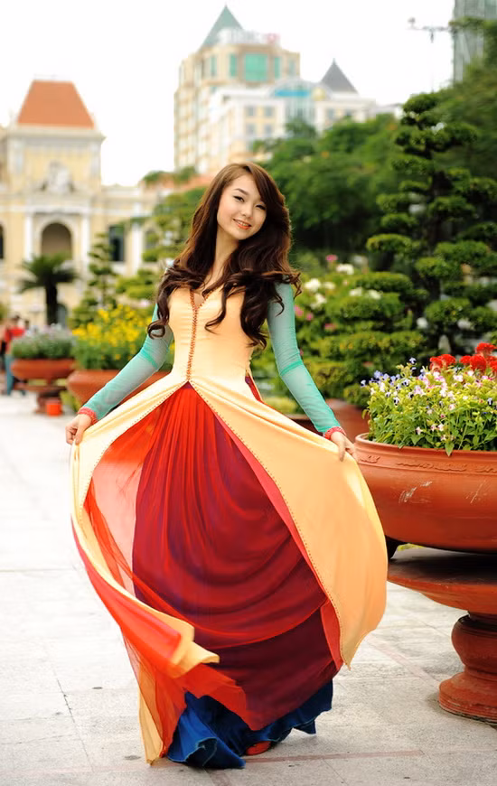 Minh Hằng thướt tha áo dài... Minh Hằng thướt tha áo dài...
