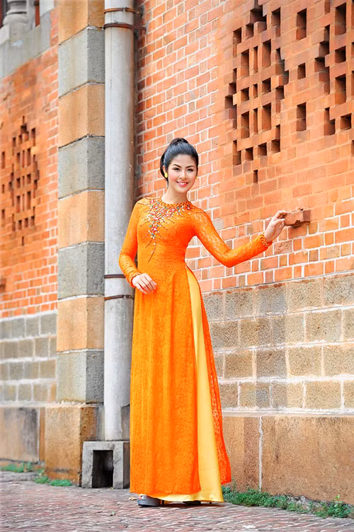 Hoa hậu Việt Nam 2010 tung tăng dạo phố Sài Gòn trong tà áo dài của nhà thiết kế Thuận Việt. Hoa hậu Việt Nam 2010 tung tăng dạo phố Sài Gòn trong tà áo dài của nhà thiết kế Thuận Việt.