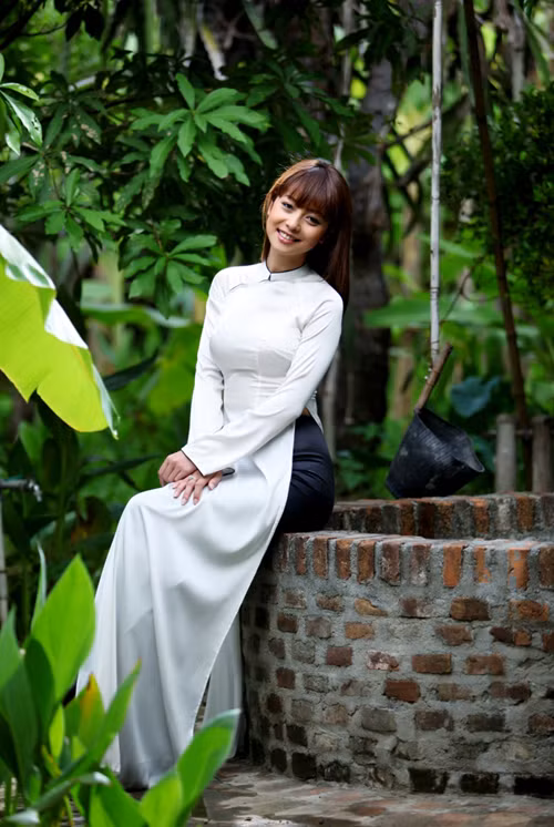 Hoa hậu Jennifer Phạm diện áo dài trắng, hóa thân thành cô nữ sinh e ấp giữa cảnh vườn nhà yên bình, xanh mát. Hoa hậu Jennifer Phạm diện áo dài trắng, hóa thân thành cô nữ sinh e ấp giữa cảnh vườn nhà yên bình, xanh mát.
