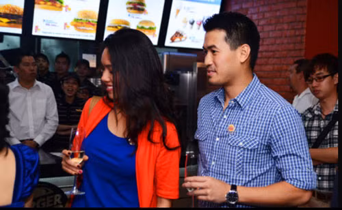 Hoàng My và Philip khá thân thiết, cởi mở trong sự kiện khai trương cửa hàng ăn nhanh của gia đình anh.