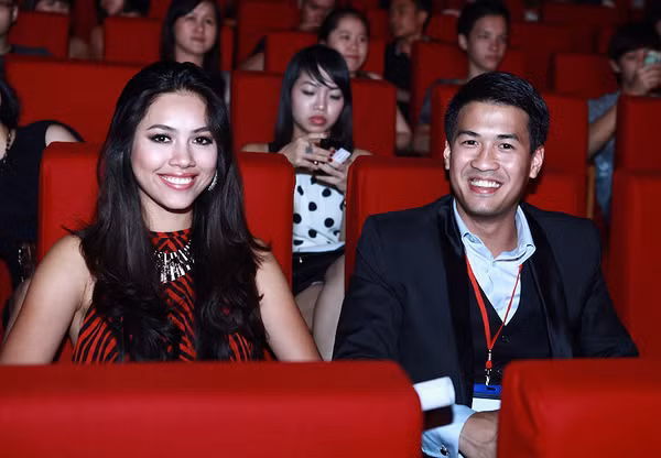 Giữa tháng 9 vừa qua, Hoàng My khiến nhiều người chú ý hơn khi cùng Philip Nguyễn tham dự một đêm nhạc tại Hà Nội. Tuy ngồi cạnh nhau nhưng hai người vẫn giữ khoảng cách nhất định, tránh bị báo giới "soi".
