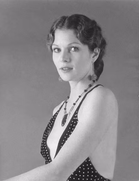 Người đẹp Lois Chiles vào vai Holly Goodhead trong phim Moonraker. Tuy Lois Chiles không được đánh giá cao về diễn xuất nhưng cô lại là một trong những Bond Girl đẹp nhất trong lịch sử.