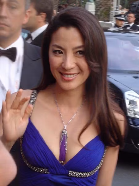Tuy không có vẻ đẹp gợi cảm như những Bond Girl khác nhưng nhân vật Wai Lin do Dương Tử Quỳnh thủ vai lại khiến khán giả khó quên nhờ những màn võ thuật điêu luyện hay những pha hành động mạo hiểm.