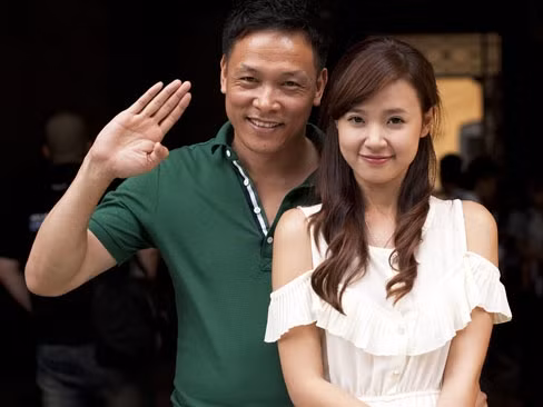 Midu chụp ảnh thân thiết cùng đạo diễn Quang Hải khi giới thiệu những thước phim đầu tiên của "Mùa hè lạnh" tại giảng đường Đại học Tổng hợp vào đầu tháng 9/2012.