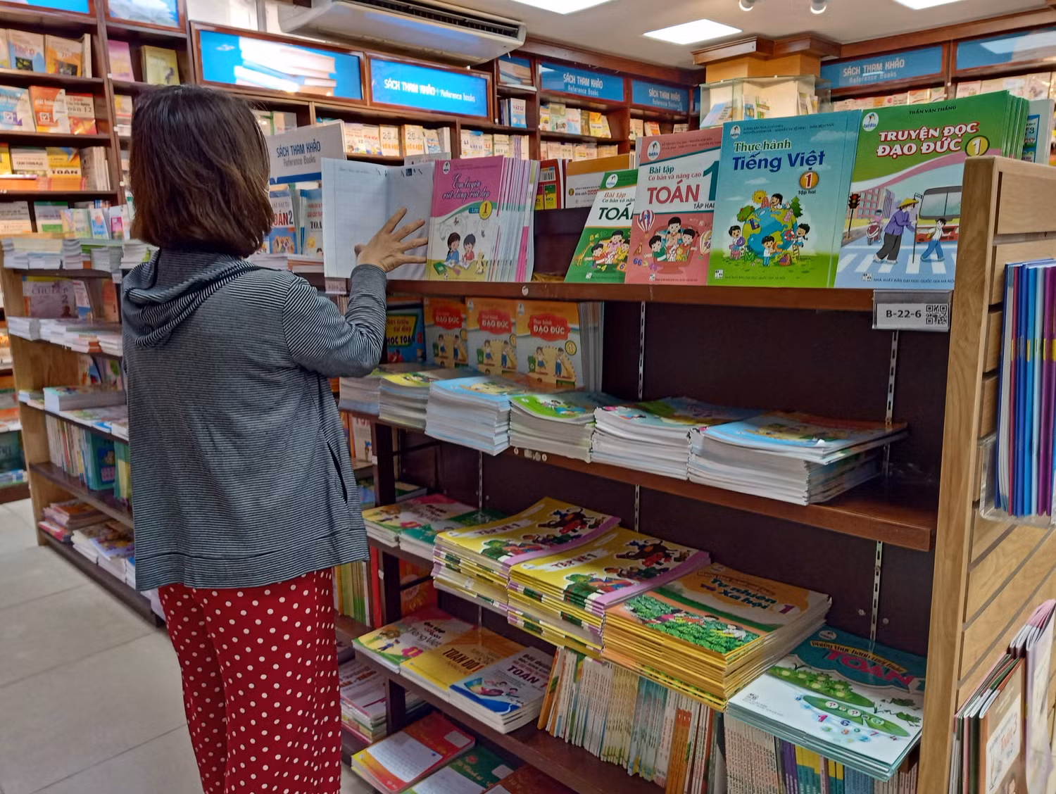Phụ huynh khốn khổ vì tình trạng khan hiếm sách giáo khoa lớp 6 (Ảnh: Phạm Minh) Phụ huynh khốn khổ vì tình trạng khan hiếm sách giáo khoa lớp 6 (Ảnh: Phạm Minh)