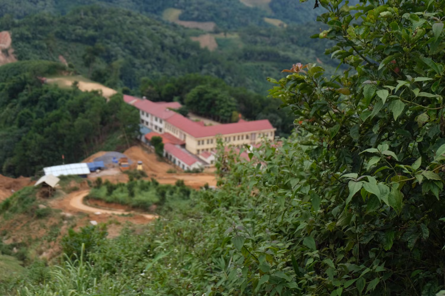 Toàn cảnh Trường Phổ thông dân tộc bán trú Tiểu học Pá Mỳ nhìn từ trên đồi - nơi xuất hiện vết nứt xuống. Ảnh: LC