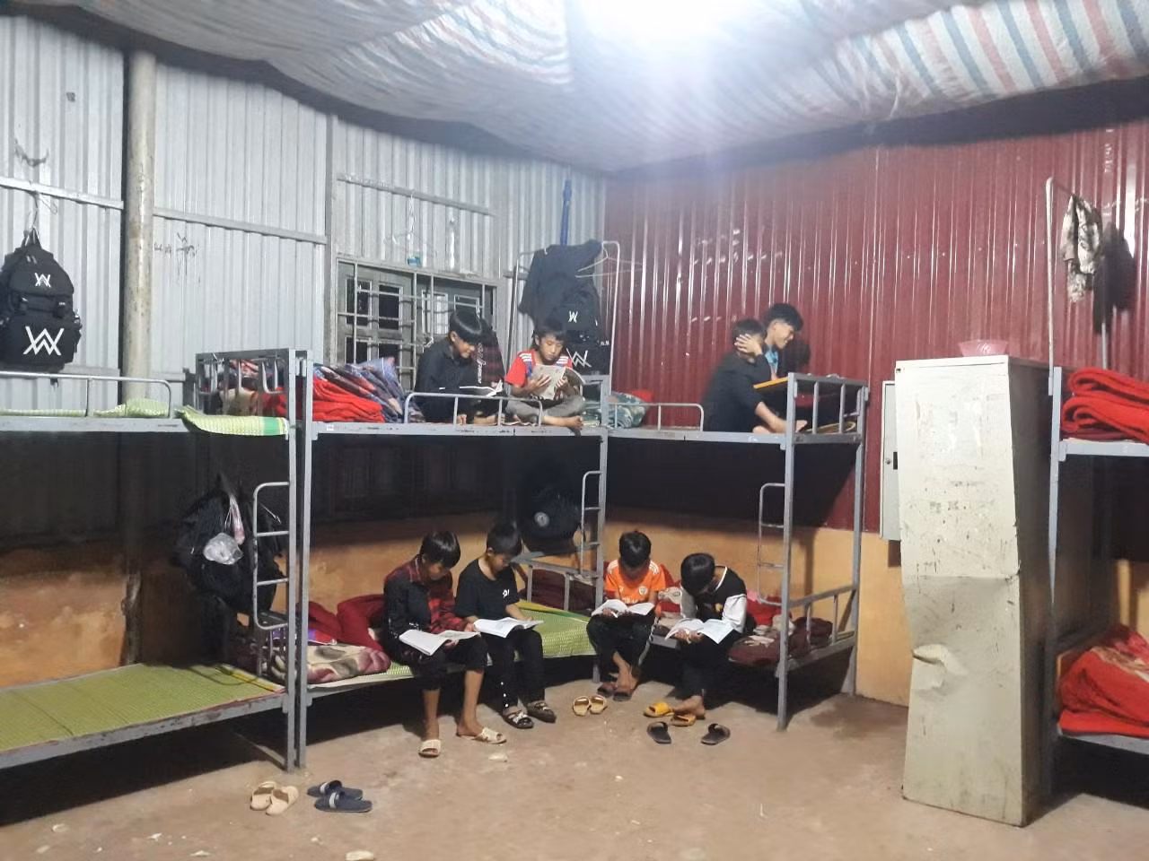 Học sinh bản Pa Tết phải đi học cách nhà 80km nên các em không thể về nhà thường xuyên. Ảnh: LC Học sinh bản Pa Tết phải đi học cách nhà 80km nên các em không thể về nhà thường xuyên. Ảnh: LC