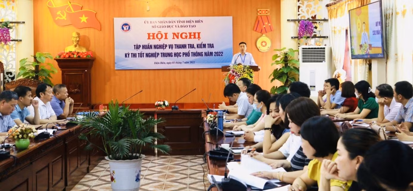 Hội nghị tập huấn nghiệp vụ thanh tra, kiểm tra Kỳ thi tốt nghiệp trung học phổ thông năm 2022 theo hình thức trực tiếp kết hợp với trực tuyến tại Sở Giáo dục và Đào tạo Điện Biên. Ảnh: Sở Giáo dục và Đào tạo Điện Biên Hội nghị tập huấn nghiệp vụ thanh tra, kiểm tra Kỳ thi tốt nghiệp trung học phổ thông năm 2022 theo hình thức trực tiếp kết hợp với trực tuyến tại Sở Giáo dục và Đào tạo Điện Biên. Ảnh: Sở Giáo dục và Đào tạo Điện Biên