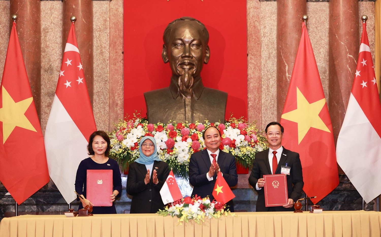 Chủ tịch nước Nguyễn Xuân Phúc và Tổng thống Singapore chứng kiến lễ ký kết biên bản ghi nhớ trong lĩnh vực giáo dục nghề nghiệp giữa Tổng cục Giáo dục nghề nghiệp, Bộ Lao động – Thương binh và Xã hội Việt Nam và Viện Giáo dục Kỹ thuật Singapore (ITE).Ảnh: Tổng cục Giáo dục nghề nghiệp Chủ tịch nước Nguyễn Xuân Phúc và Tổng thống Singapore chứng kiến lễ ký kết biên bản ghi nhớ trong lĩnh vực giáo dục nghề nghiệp giữa Tổng cục Giáo dục nghề nghiệp, Bộ Lao động – Thương binh và Xã hội Việt Nam và Viện Giáo dục Kỹ thuật Singapore (ITE).Ảnh: Tổng cục Giáo dục nghề nghiệp