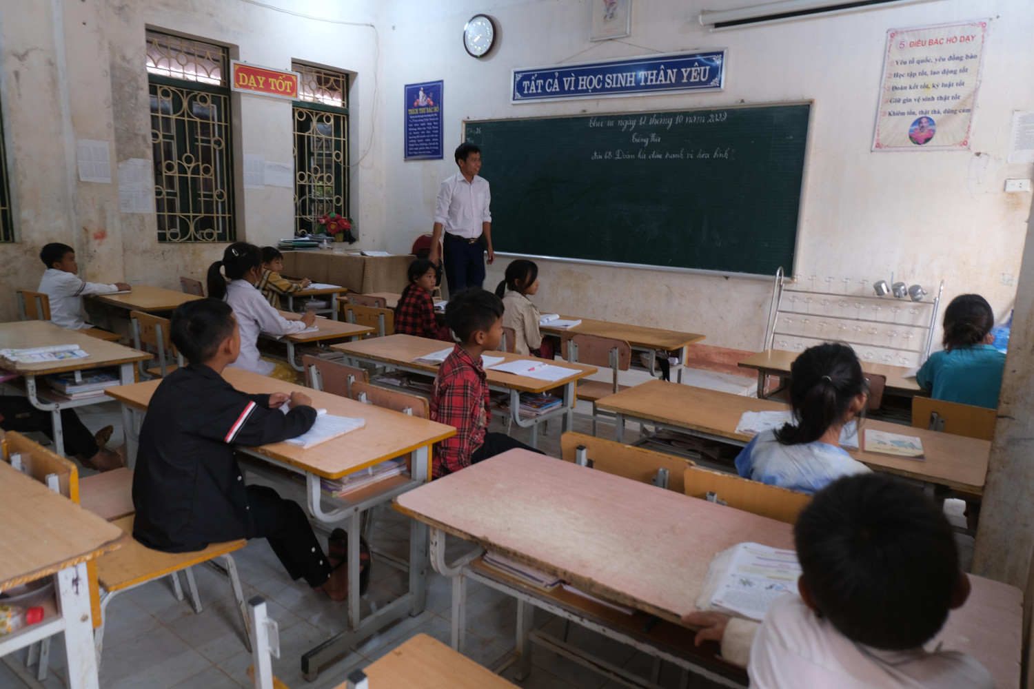 Dù còn khó khăn nhưng học sinh ở Mường Nhé được đảm bảo các quyền lợi về Bảo hiểm y tế học sinh. Ảnh: LC Dù còn khó khăn nhưng học sinh ở Mường Nhé được đảm bảo các quyền lợi về Bảo hiểm y tế học sinh. Ảnh: LC