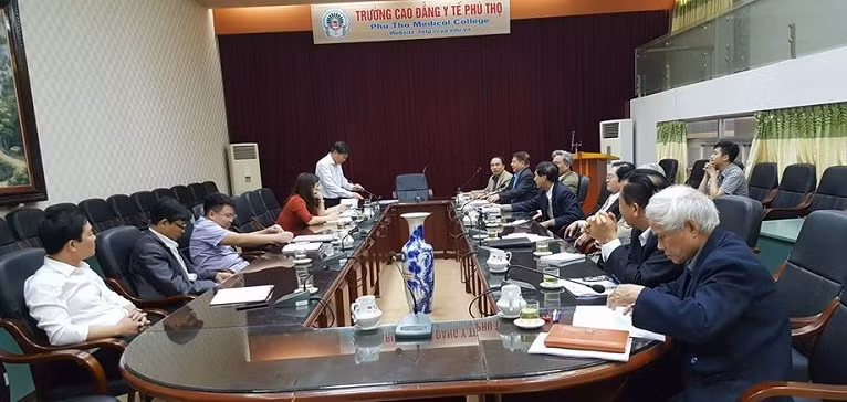 Lãnh đạo Hiệp hội làm việc với trường Cao đẳng Y tế Phú Thọ (Ảnh: Võ Dung)