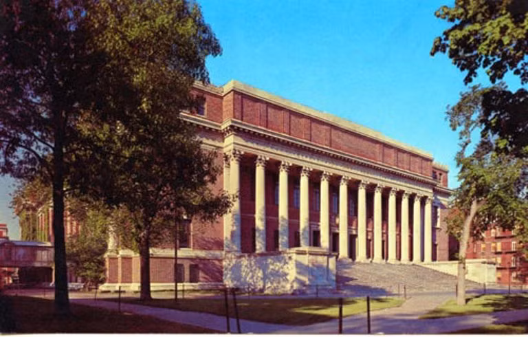 Công trình thư viện chính của ĐH Harvard vẫn giữ được nét cổ kính.