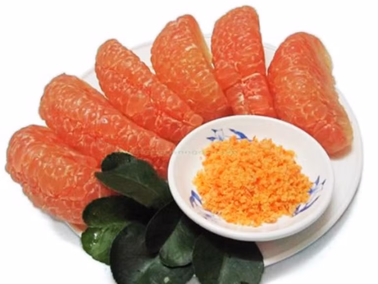Nhiều công trình nghiên cứu cho rằng ăn bưởi tăng việc tiết nước bọt và dịch vị, những chất hỗ trợ tuyệt vời cho hệ tiêu hóa sau những bữa cỗ ngày tết. Bưởi còn có nhiều chất xơ nên tốt trong việc hạn chế các bệnh tiêu chảy, táo bón… nếu bạn chẳng may ăn quá nhiều món “thập cẩm”.