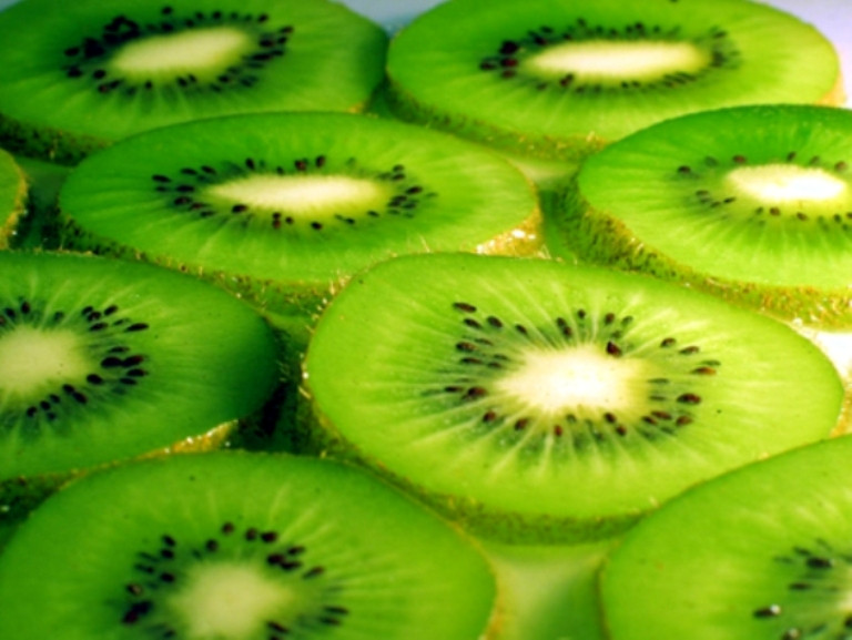5. Qủa kiwi: Các nhà khoa học đã ví kiwi như là aspirine thiên nhiên giúp phục hồi và tăng cường hệ thống miễn dịch. Dự trữ trái kiwi trong nhà trong những ngày lễ tết rất tốt để bạn phục hồi sức khỏe, đồng thời để hạn chế những vấn đề cảm sốt thất thường do thời tiết lạnh và những cơn mưa xuân…