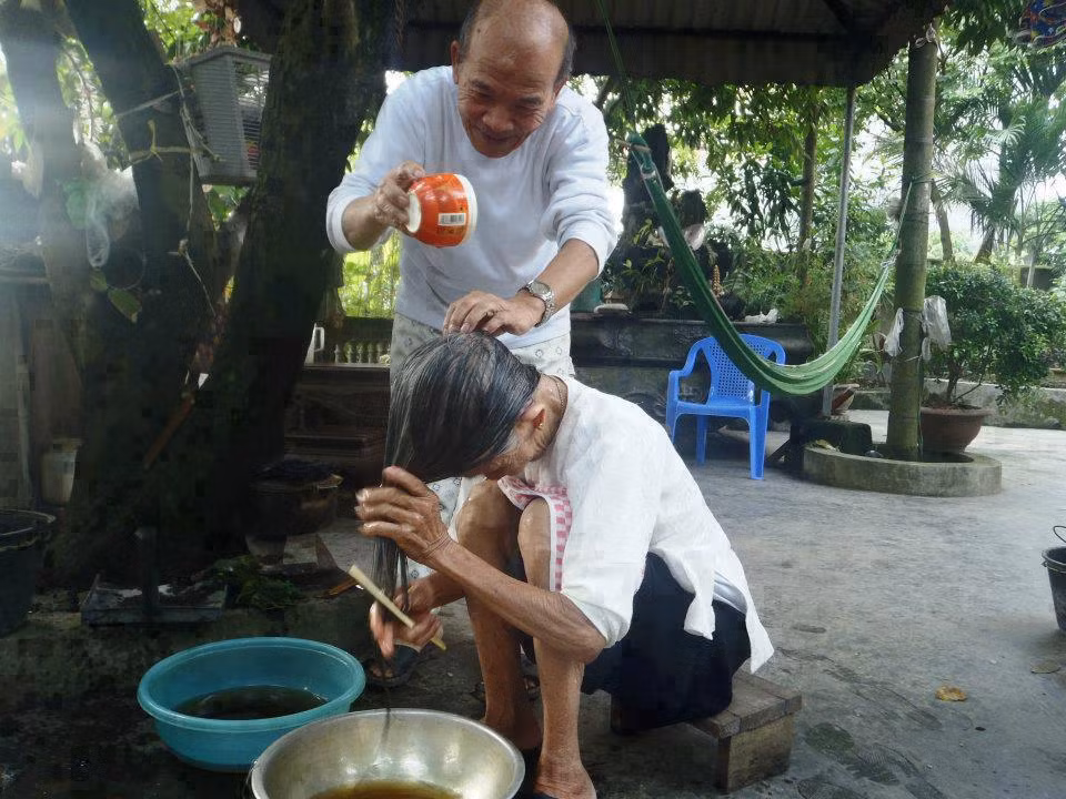 “Đã bao giờ bạn bắt gặp ông- bà, hay bố mẹ mình tình cảm như thế này chưa?”. Tình yêu sẽ tồn tại mãi mãi dù cho năm tháng và tuổi tác cứ lặng lẽ trôi đi.