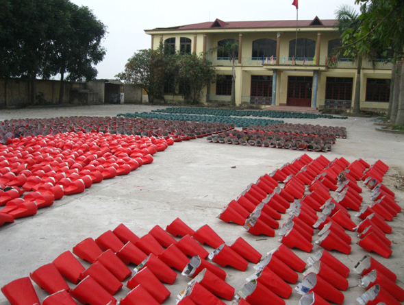 Mũ ông công ông táo phơi đầy trong nhà văn hóa thôn Đông Khê với đầy đủ màu sắc và kích cỡ.