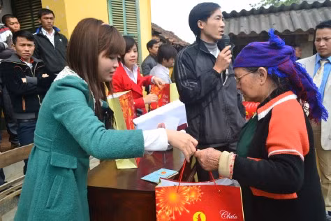 Người dân có mặt từ sáng sớm để đón đoàn từ thiện đến với tâm trạng vui vẻ.
