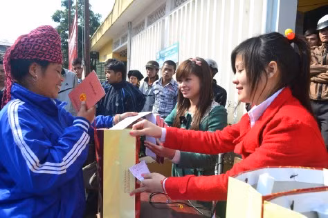 Tình nguyện viện trong đoàn trao quà cho người dân.