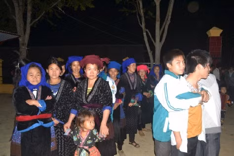 Mặc dù đã hơn 9h tối, người dân vẫn nhịn đói đợi đón đoàn từ thiện lên.
