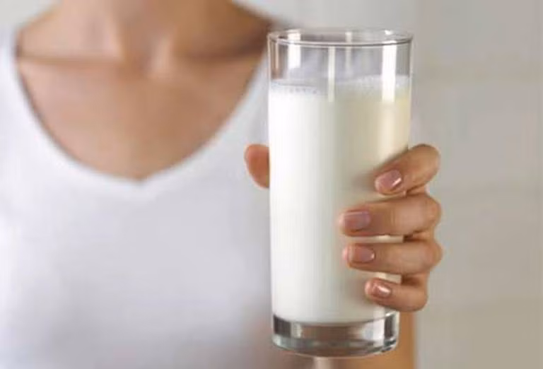 2. Sữa: Sữa và hầu hết các sản phẩm chế biến từ sữa đều có hàm lượng protein cao. Có một số loại sữa hoặc các sản phẩm từ sữa chứa khá ít chất béo, vì vậy, bạn cần cân nhắc khi chọn sữa. Ví dụ, một ly sữa ấm hoặc một miếng phô mai không béo cũng đã giúp cung cấp cho bạn khoảng 16 gram protein.