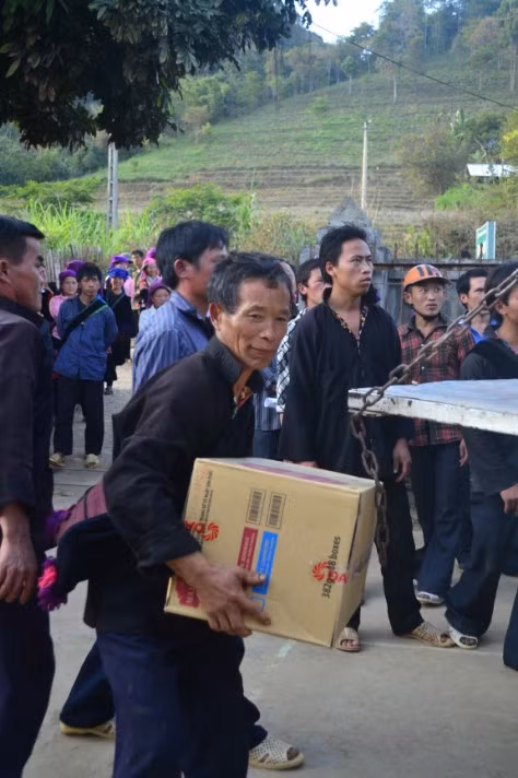 Mọi người tập trung đông đủ tại ủy ban xã để nhận quà.