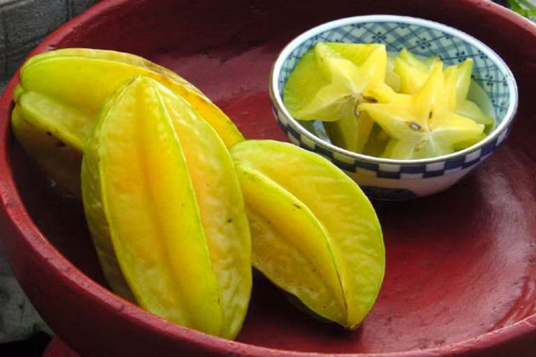 6. Uống nước khế chua: Khế tươi 2 - 3 quả, giã nát, đổ ngập nước sôi vào đun sôi một lúc, chờ khi thuốc nguội thì ngậm và nuốt dần, ngậm nhiều lần trong ngày. Lựa loại khế chua, giúp sinh tân dịch nhiều hơn, thanh nhiệt cũng tốt hơn khế ngọt. 6. Uống nước khế chua: Khế tươi 2 - 3 quả, giã nát, đổ ngập nước sôi vào đun sôi một lúc, chờ khi thuốc nguội thì ngậm và nuốt dần, ngậm nhiều lần trong ngày. Lựa loại khế chua, giúp sinh tân dịch nhiều hơn, thanh nhiệt cũng tốt hơn khế ngọt.