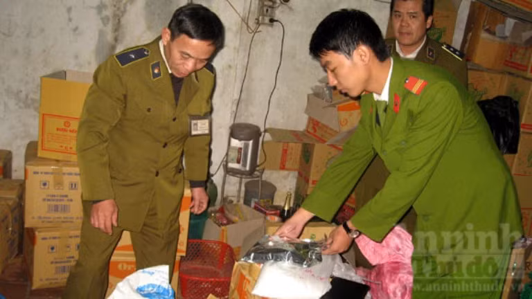 Cảnh sát phát hiện đường Cyclamate (loại đường không nằm trong danh mục các chất phụ gia dùng trong thực phẩm, gây hại đến sức khỏe người sử dụng). Cảnh sát phát hiện đường Cyclamate (loại đường không nằm trong danh mục các chất phụ gia dùng trong thực phẩm, gây hại đến sức khỏe người sử dụng).