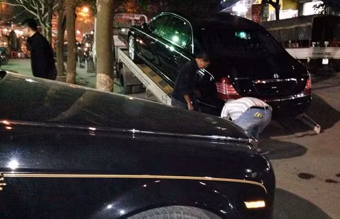 Chữ “S” trong 62S với ý nghĩa “Special”, là phiên bản đặc biệt của Maybach 62. Những phiên bản đặc biệt của Maybach chỉ thay đổi một số chi tiết nhỏ. 62S mới được tích hợp thêm dãy đèn LED chiếu sáng ban ngày, lưới tản nhiệt 13 nan thay cho 11 nan so với phiên bản trước.