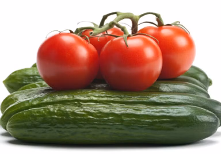 3. Không ăn dưa chuột với cà chua: Vì trong dưa chuột chứa một loại men phân giải VitaminC, khi ăn dưa chuột với cà chua hay những loại thực phẩm giàu VitaminC sẽ không tốt vì làm giảm khả năng hấp thụ Vitamin C của cơ thể. 3. Không ăn dưa chuột với cà chua: Vì trong dưa chuột chứa một loại men phân giải VitaminC, khi ăn dưa chuột với cà chua hay những loại thực phẩm giàu VitaminC sẽ không tốt vì làm giảm khả năng hấp thụ Vitamin C của cơ thể.