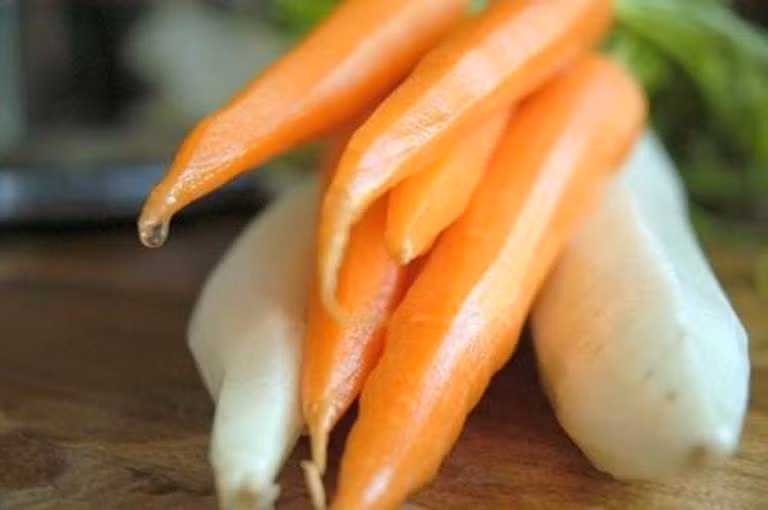 10. Cà rốt kỵ củ cải: Cà rốt chứa nhiều enzym phân giải vitamin C, củ cải giàu vitamin C, hai thứ này ăn chung sẽ phá hủy các thành phần dinh dưỡng.