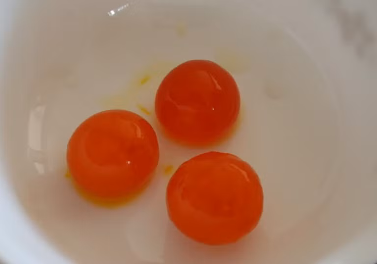 8. Lòng đỏ trứng gà: Luộc chín quả trứng gà, bóc lấy lòng đỏ, cho vào nồi, thêm ít nước, đun nhỏ lửa cho trứng nhuyễn, để nguội, bôi lên chỗ nẻ hai lần/ngày, sau ba bốn ngày sẽ khỏi. Để hiệu quả hơn, hằng ngày trước khi đi ngủ, ngâm chỗ nẻ vào nước ấm, sau đó dùng dầu cá bôi lên, mỗi tối một lần.