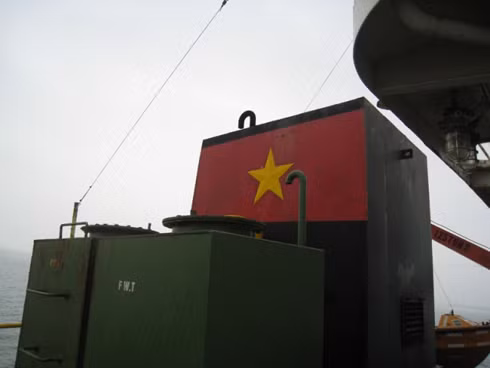 Con tàu mang quốc tịch Việt Nam này sau đó đã được 15 tàu cá của ngư dân hợp sức kéo về khu vực Hòn Sụp (thuộc xã Hoằng Trường, huyện Hoằng Hóa, Thanh Hóa), vượt qua quãng đường hơn 140 hải lý từ nơi được phát hiện