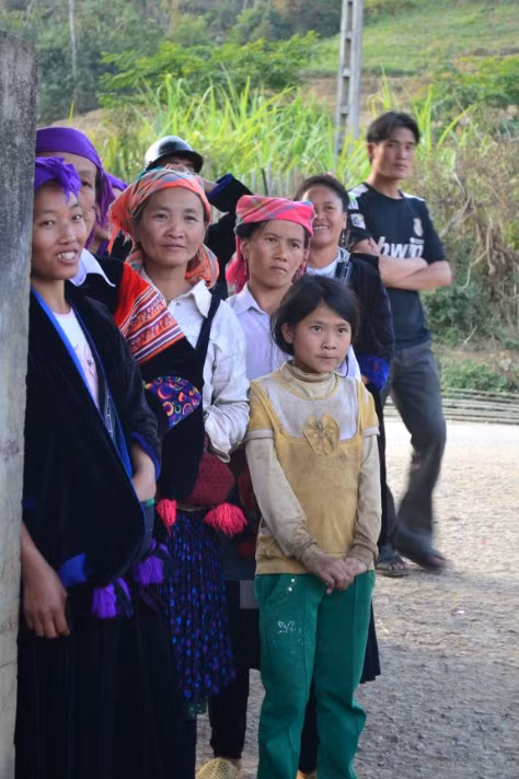 Bà con Sính Phình tò mò về những món quà Tết từ các nhà hảo tâm miền xuôi mang lên.