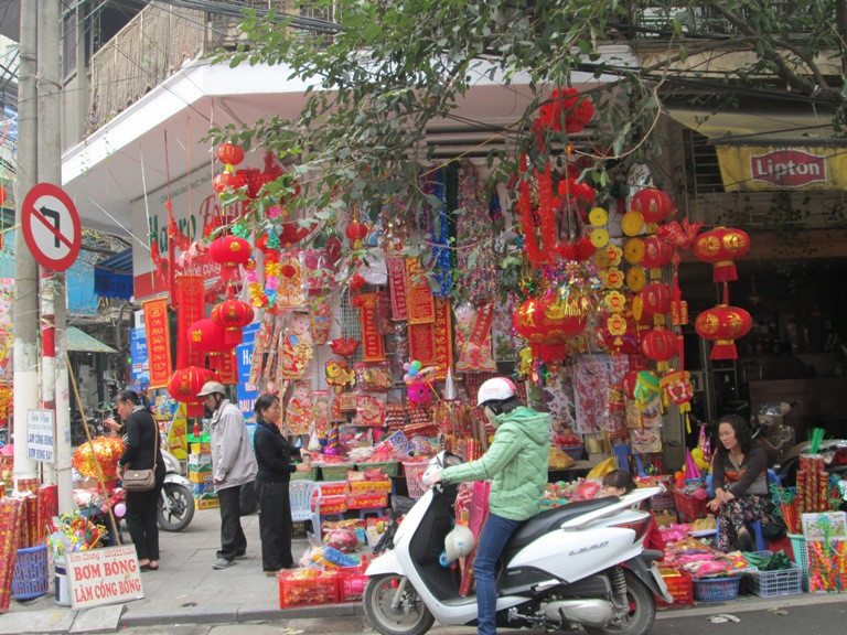 Màu đỏ chiếm vị trí chủ đạo tại tất cả các cửa hàng.
